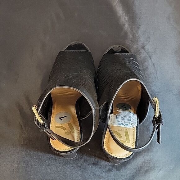 REPORT CUTOUT DESIGN DETAILS PEEP TOE ANKLE STRAP GOLD BUCKLE SANDAL - Picture 5 of 14